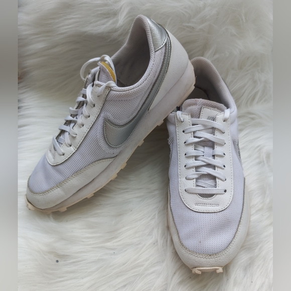 Nike Women's Daybreak 'White Metallic Silver Sneakers Size 9 US - Picture 3 of 17